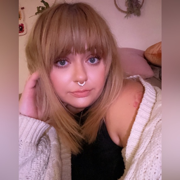 Meet your Posher, Alissa - Picture 2 of 2